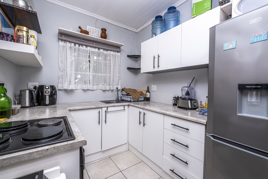 1 Bedroom Property for Sale in Vredehoek Western Cape